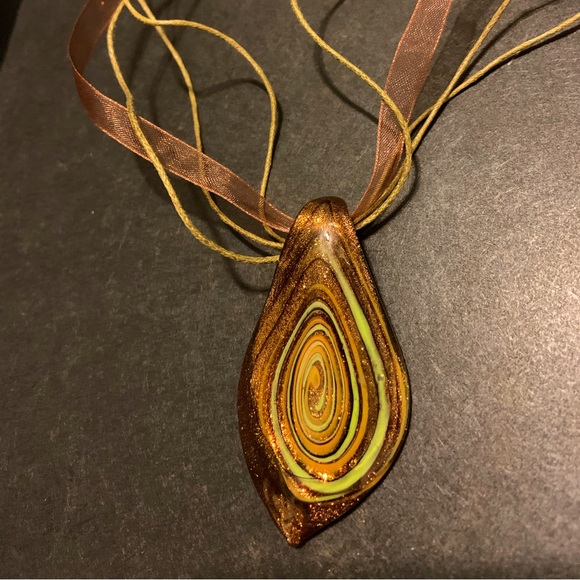 GOLDEN VINTAGE STYLE NECKLACE - Picture 1 of 4